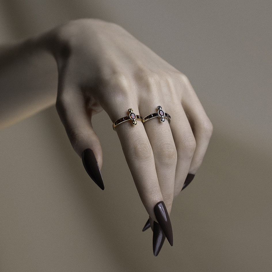 CALVARIA. Skull Set Garnet Ring - Silver