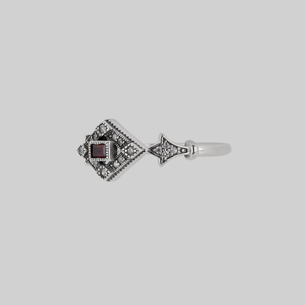 FLAPPER. Gatsby Garnet Ring - Silver