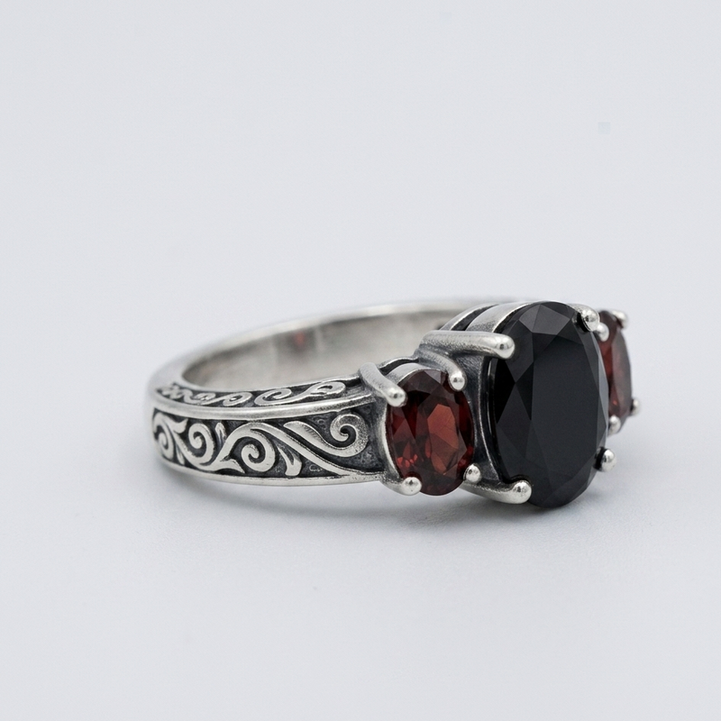 CRIMSON NOCTURNE. Onyx & Garnet Ring - Silver