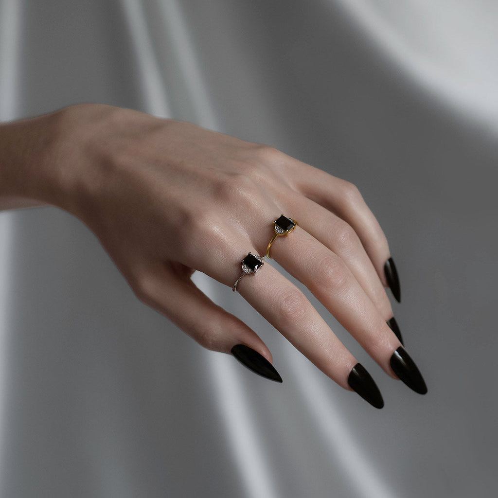 DECOR. Black Spinel Ornamental Ring - Silver