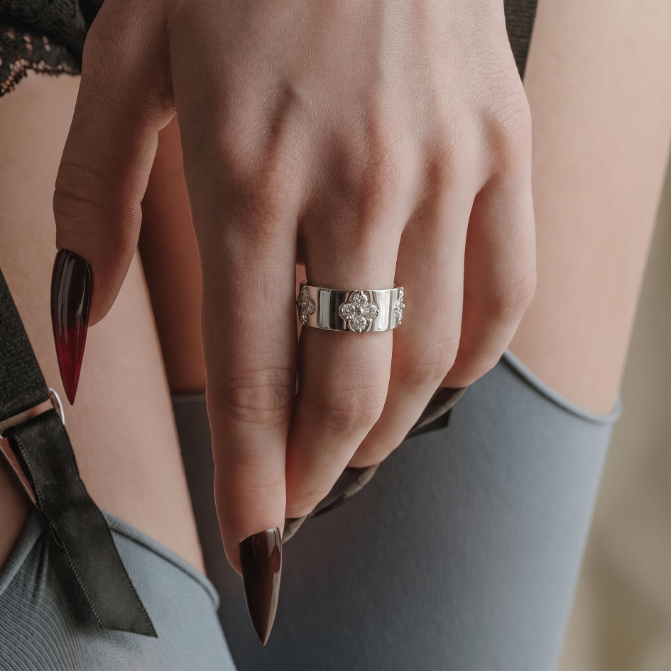 LUCKY CLOVER. Classic Four-Leaf Ring - Silver