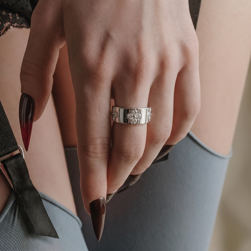 LUCKY CLOVER. Classic Four-Leaf Ring - Silver