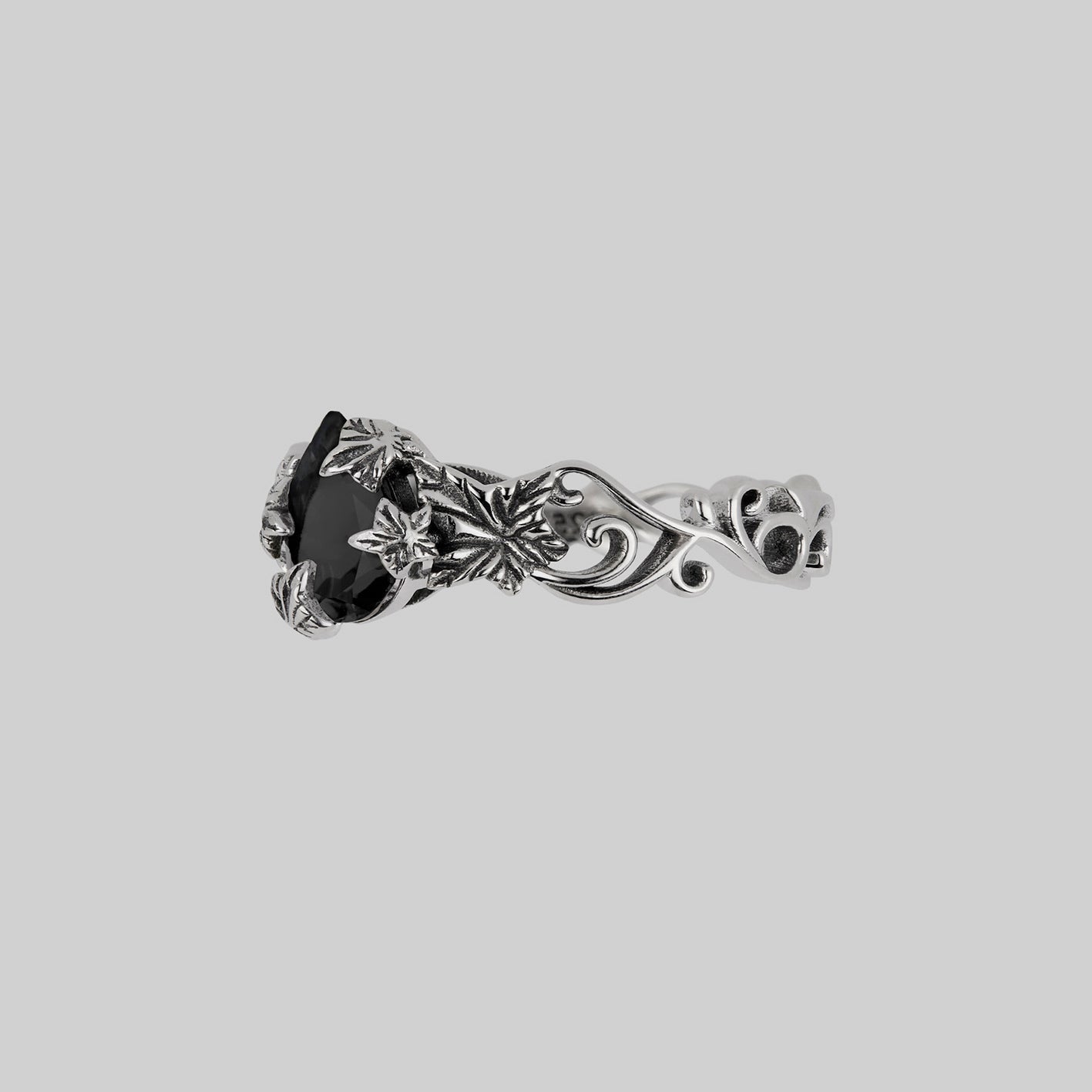 FERONIA. Secret Garden Black Onyx Ring - Silver
