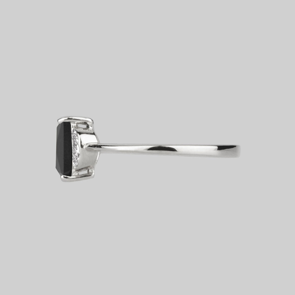 DECOR. Black Spinel Ornamental Ring - Silver