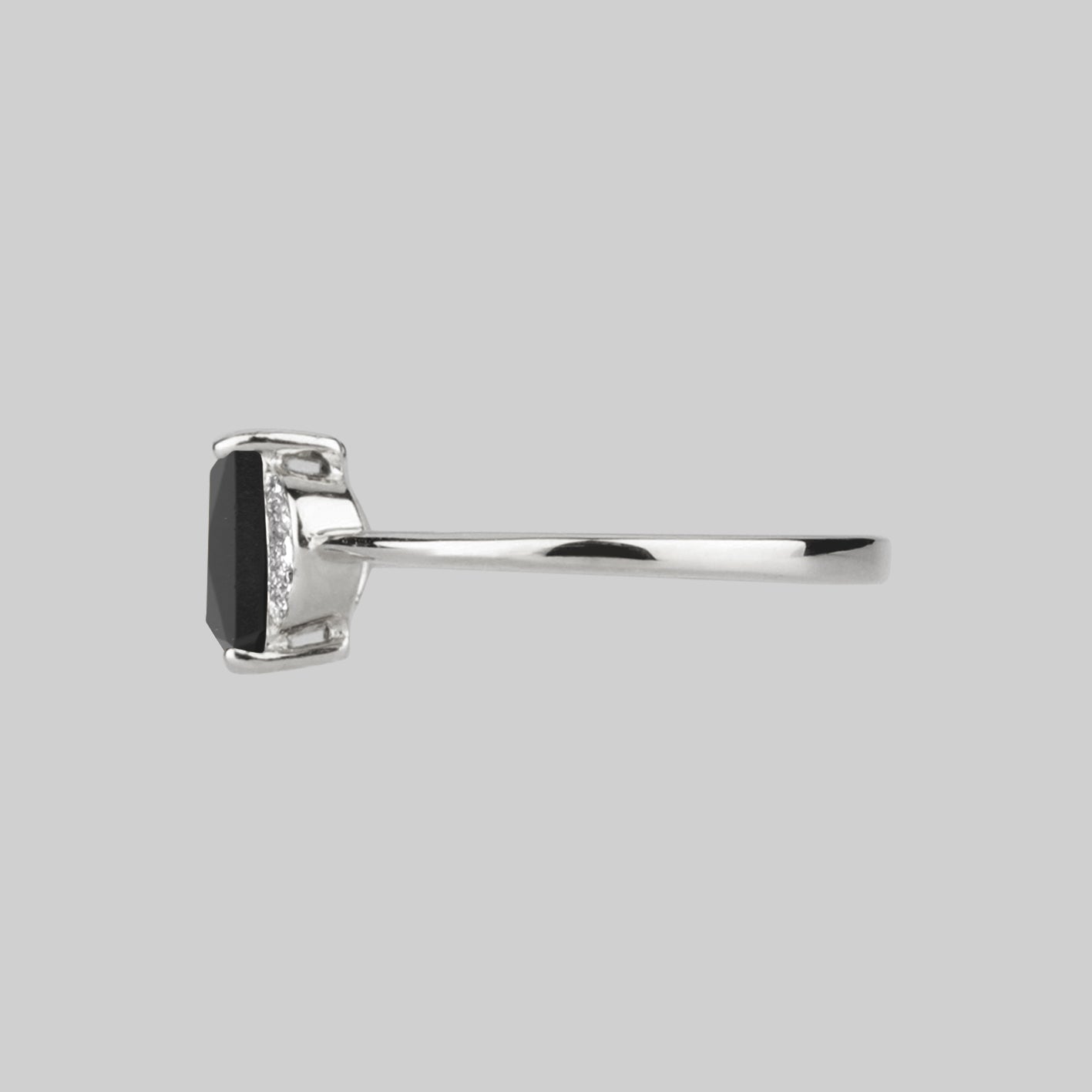 DECOR. Black Spinel Ornamental Ring - Silver