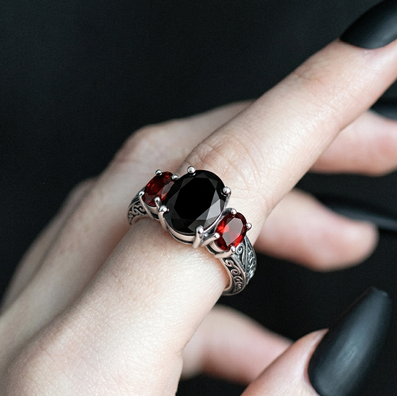 CRIMSON NOCTURNE. Onyx & Garnet Ring - Silver